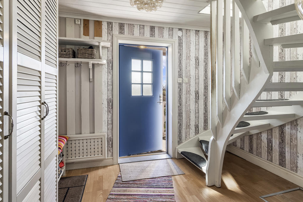 Hall med trapp till övre plan