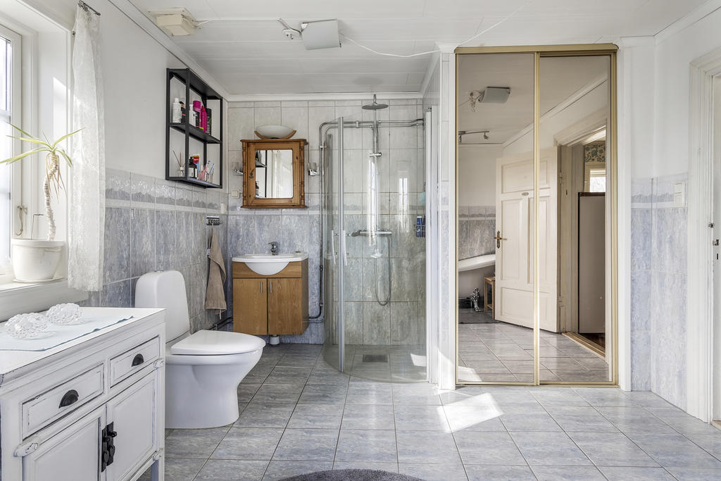 Rymligt badrum med både dusch och badkar