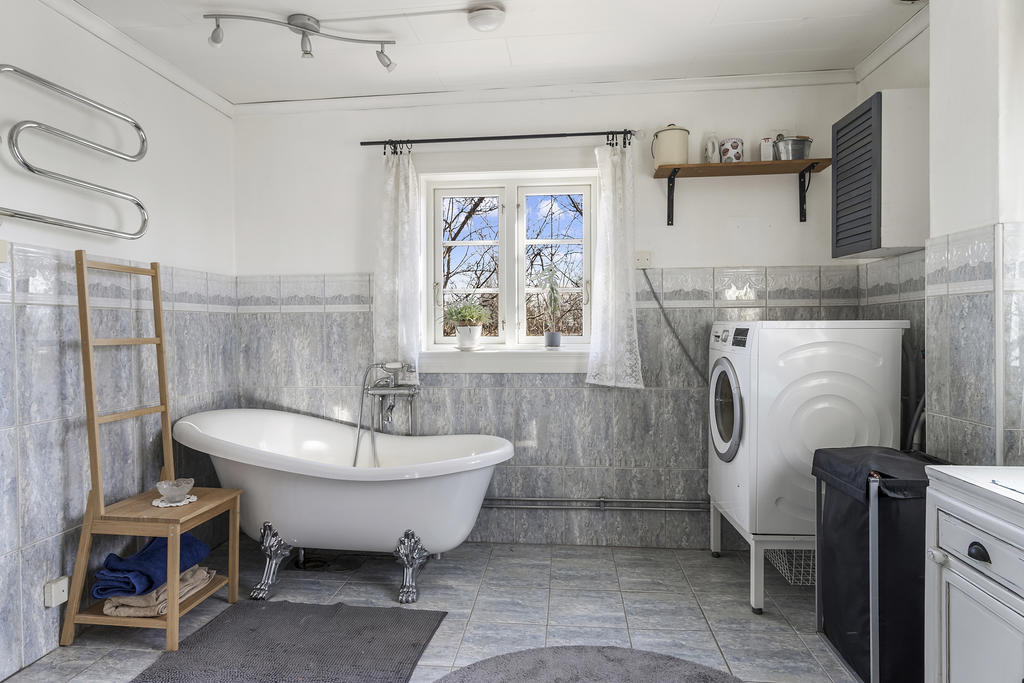 Badrum med både badkar och dusch