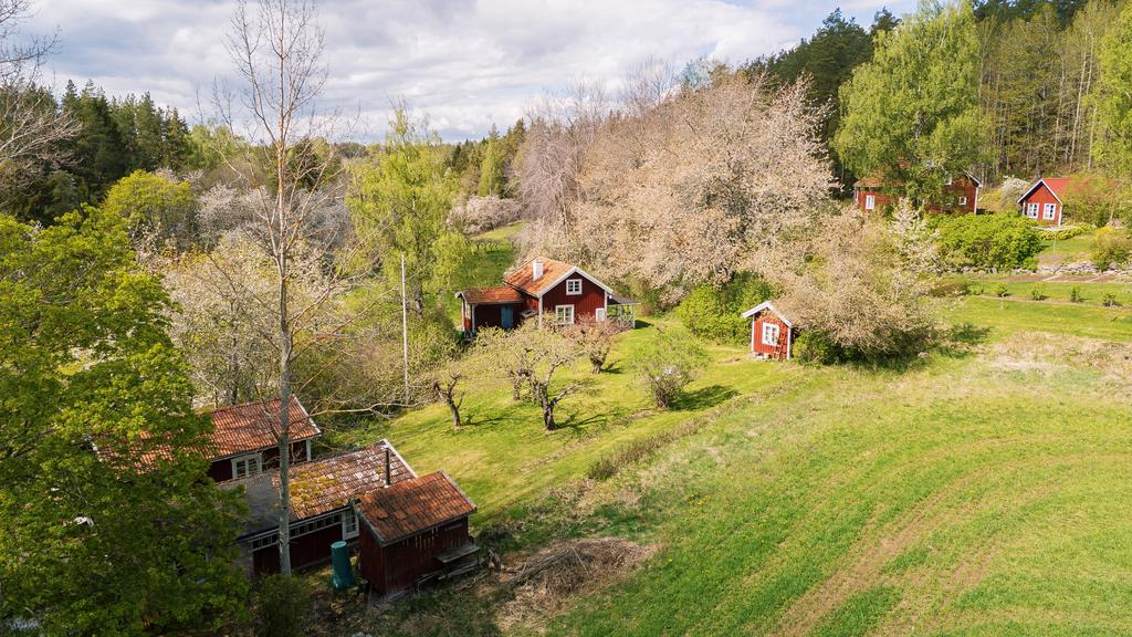 Torp, 2 sovstygor, bastu