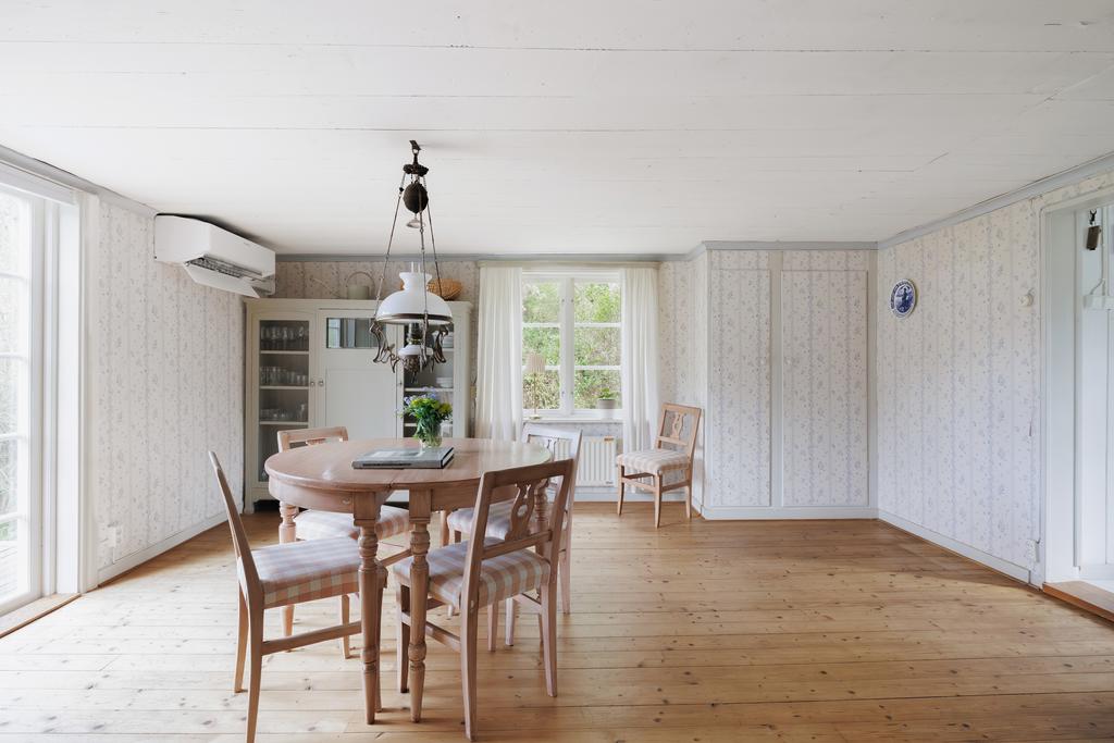 Storstuga med braskamin och luftvärmepump