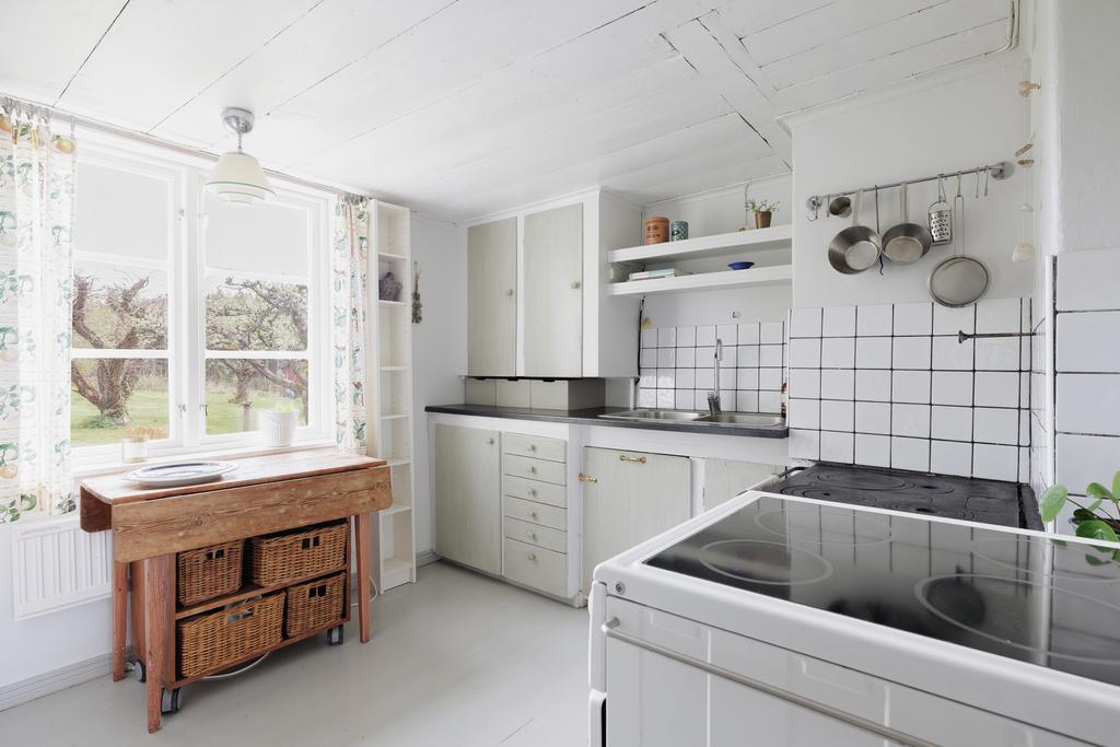 Kök med vedspis och elspis