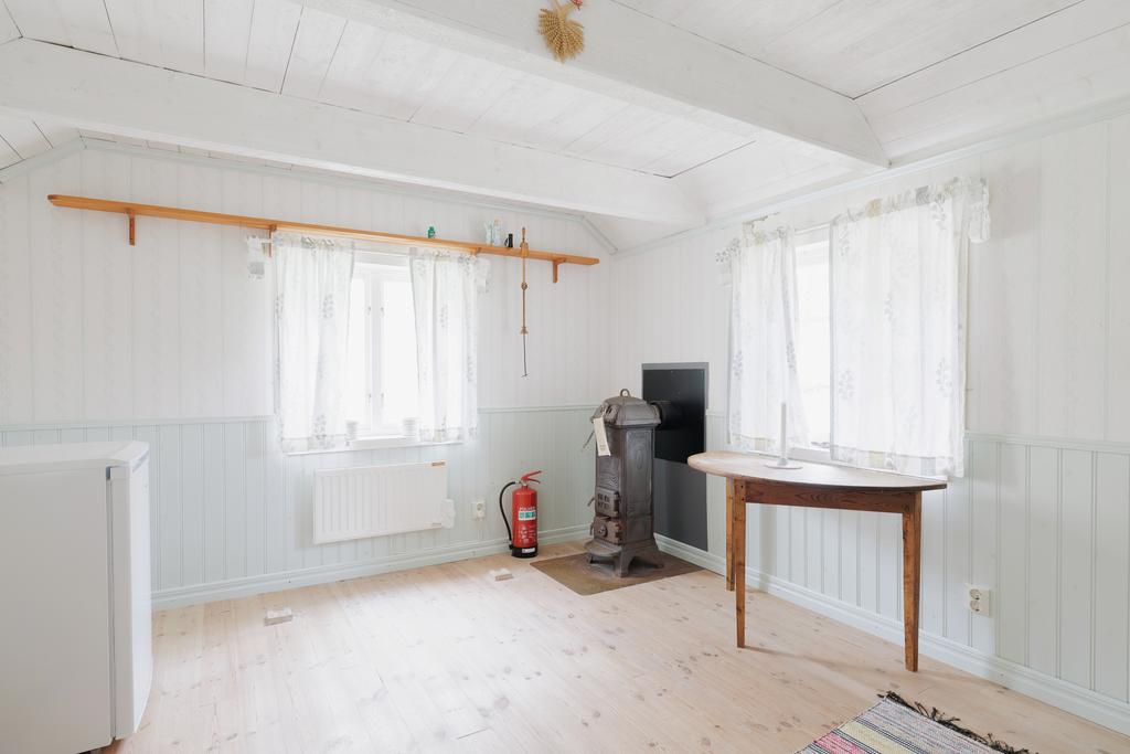 Gästrum med kyl och kamin i länga