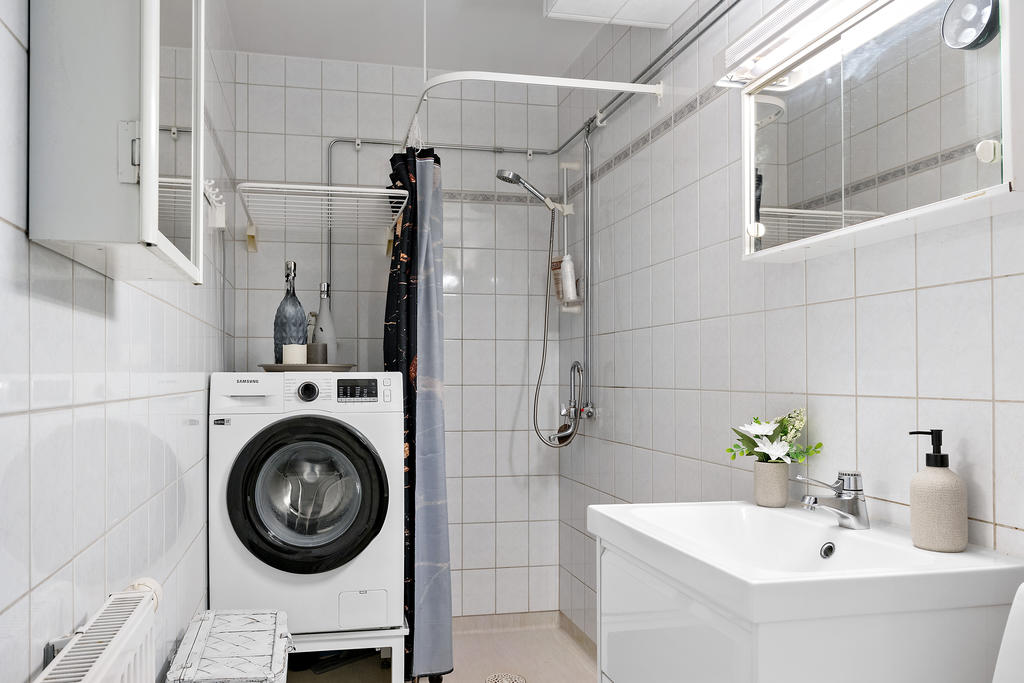 WC med dusch och egen tvättmaskin. 