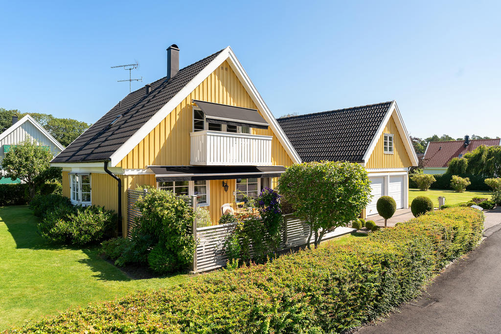 1,5 plans hus med garagebyggnad