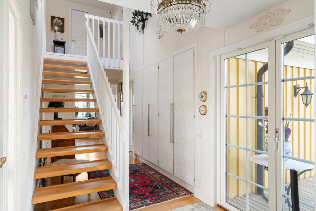 Entréhall med trappa 