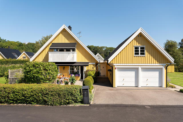 1,5 plans hus med balkong och dubbelgarage med loft 