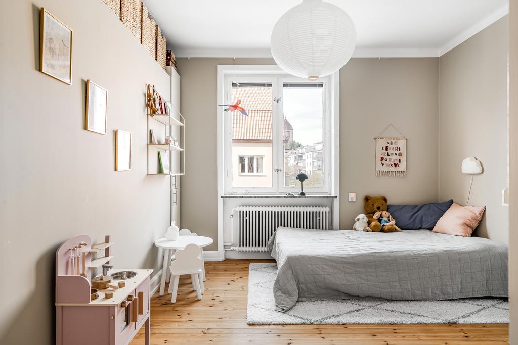 Sovrum med plats för dubbelsäng 