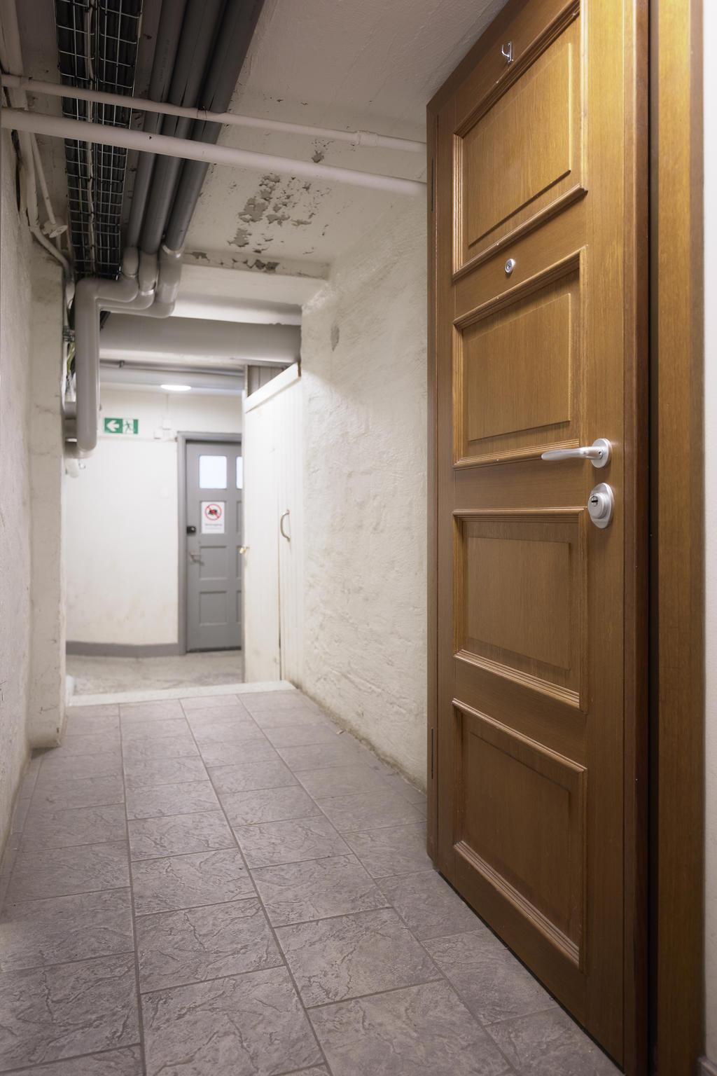 Bostaden ligger på samma plan som föreningens gemensamma, soliga terass! (grå dörr i bild leder ut till terass)