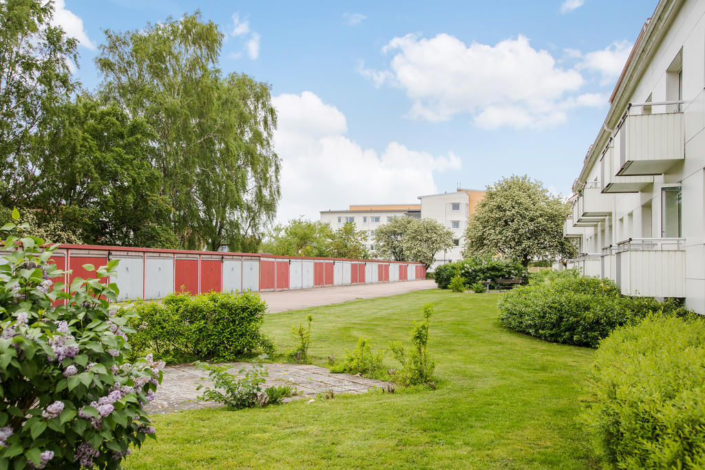 Grönskande miljö under sommaren utanför balkongen
