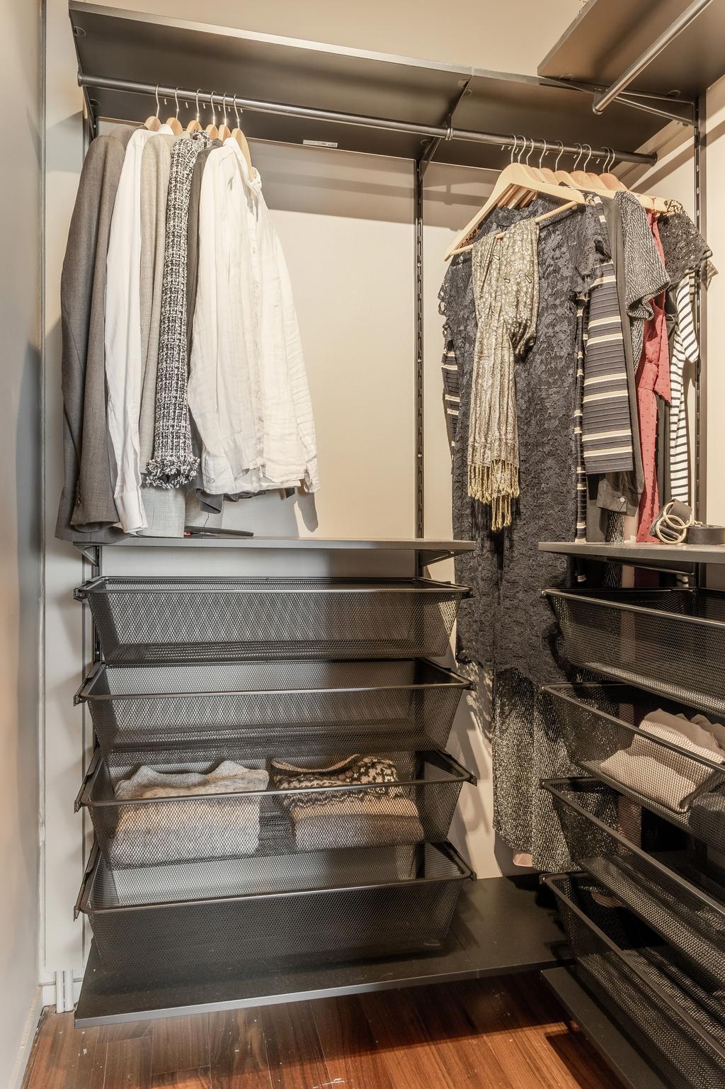 Ifrån hallen nås detta förvaringsutrymme, perfekt som walk in closet