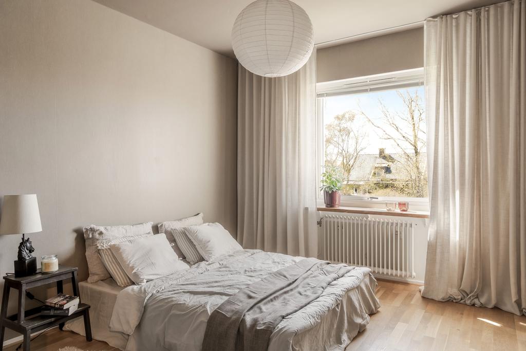 Sovrummet med plats för dubbelsäng