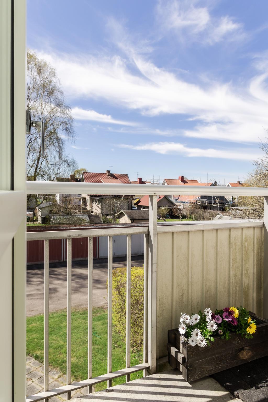 Från vardagsrummet nås balkongen