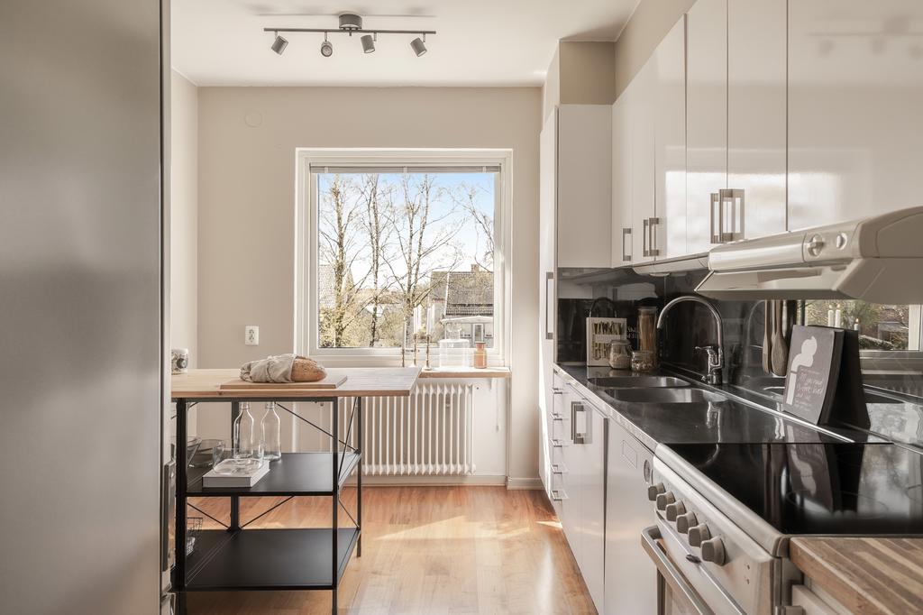 Stilrent kök med plats för mindre matbord eller köksö