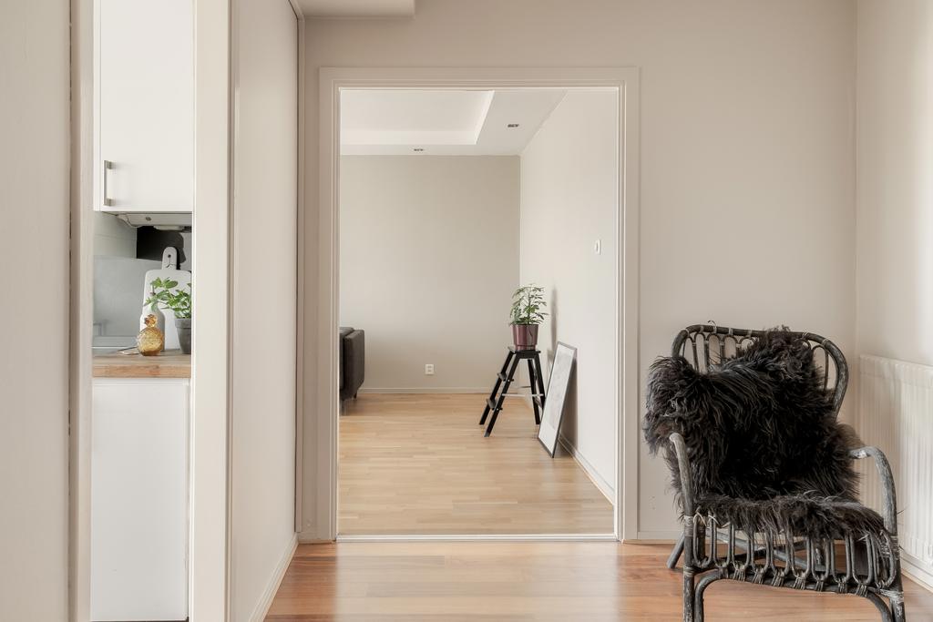 Vyn från hallen med köket till vänster och vardagsrummet rakt fram