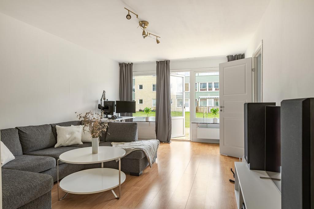 Stort vardagsrum med utgång till altan