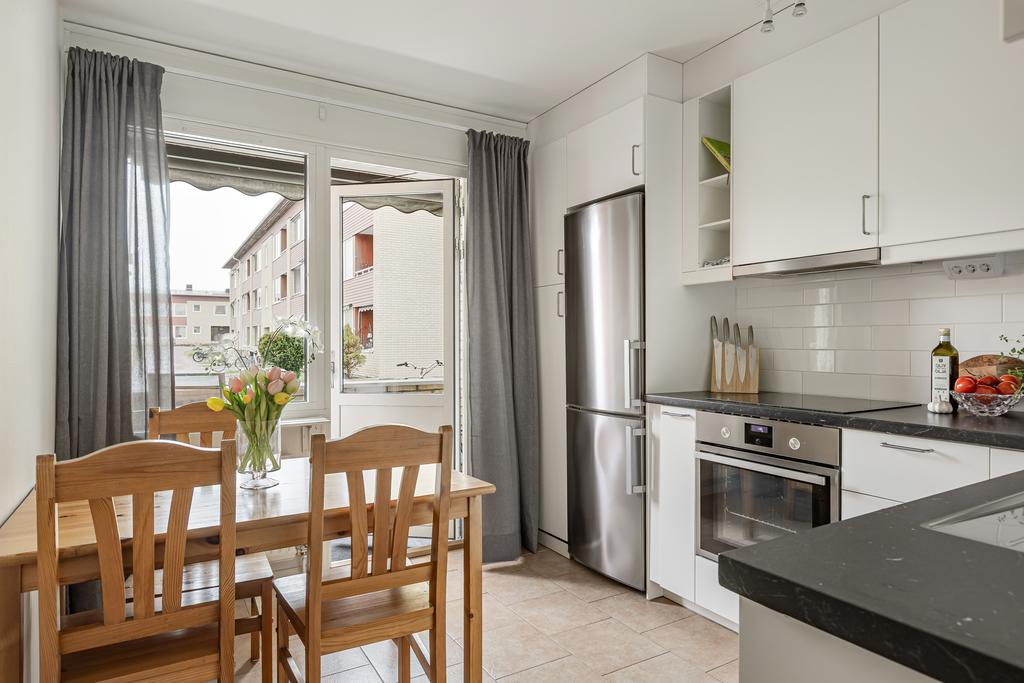 Plats för matbord och utgång till balkong 