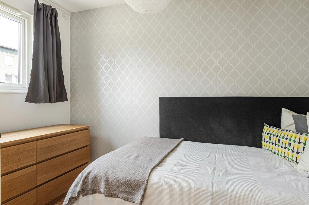 Sovrum med högt fönster utan insyn