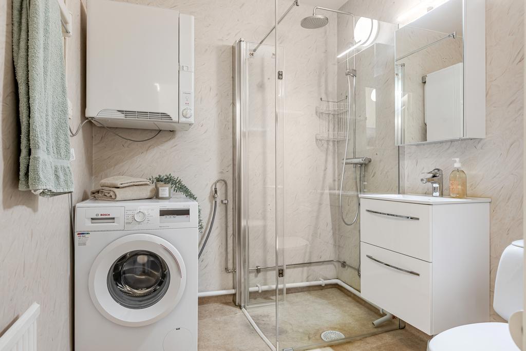 Duschrum med tvättmaskin och torktumlare 