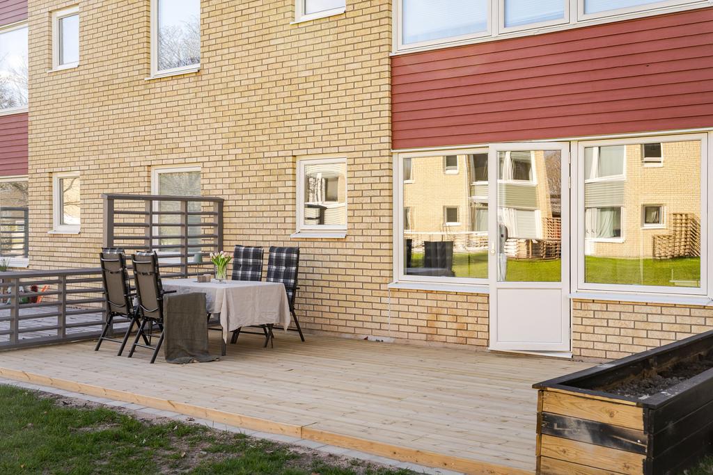 Stor altan med utgång från vardagsrummet 