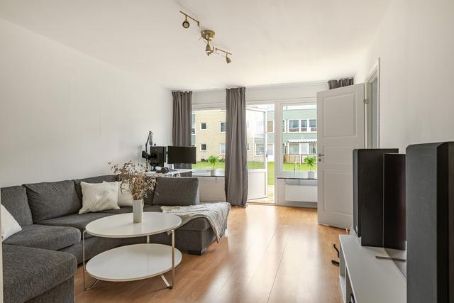 Stort vardagsrum med utgång till altan