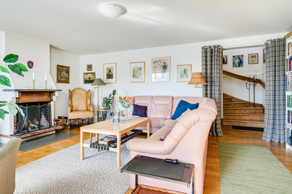 Gillestuga med öppen spis och utgång till altan-bottenplan.