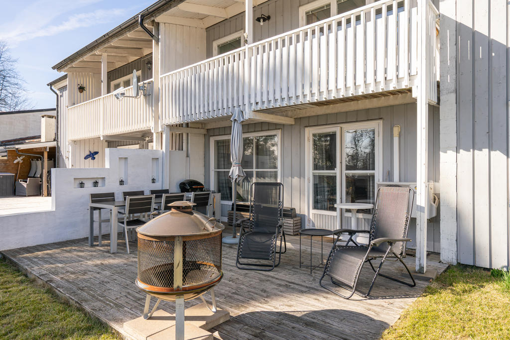 Trevlig altan med sjöutsikt. 