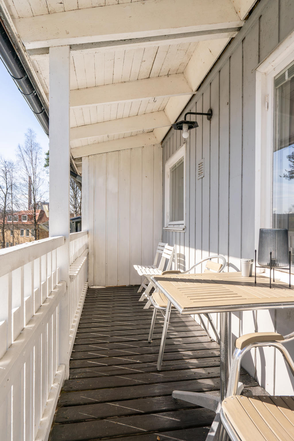 Balkong med sjöutsikt. 