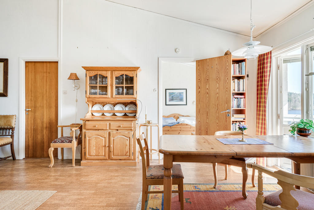 Matssal med utgång till balkong-Övre plan. 