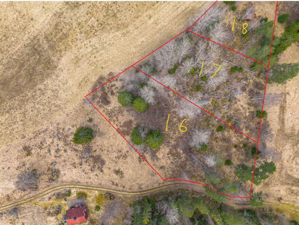 Drönarbild med ungefärlig uppdelning utav vardera tomt.