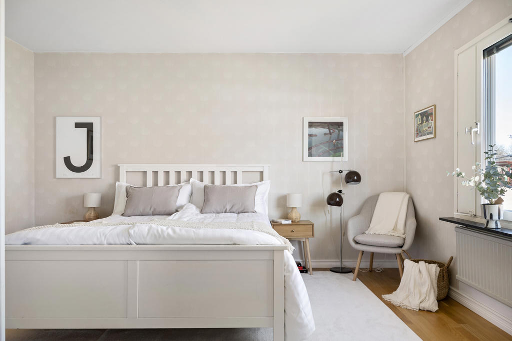 Sovrummet är mycket rymligt. Här finns garderober och möjlighet till mer förvaring om så önskas.