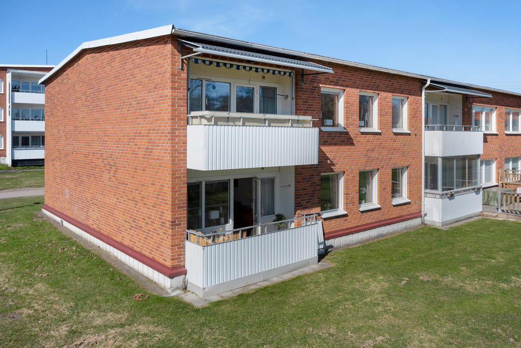 Trevligt hörnläge med balkong mot grönområdet.