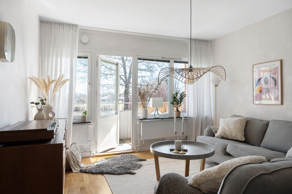 Utgång till den härliga altanen med utsikt över grönområdet. Perfekt för morgonkaffet!