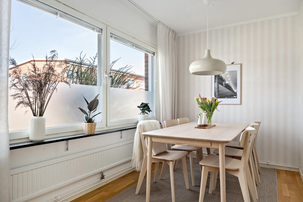 Köket rymmer stor matplats vid fönstret.