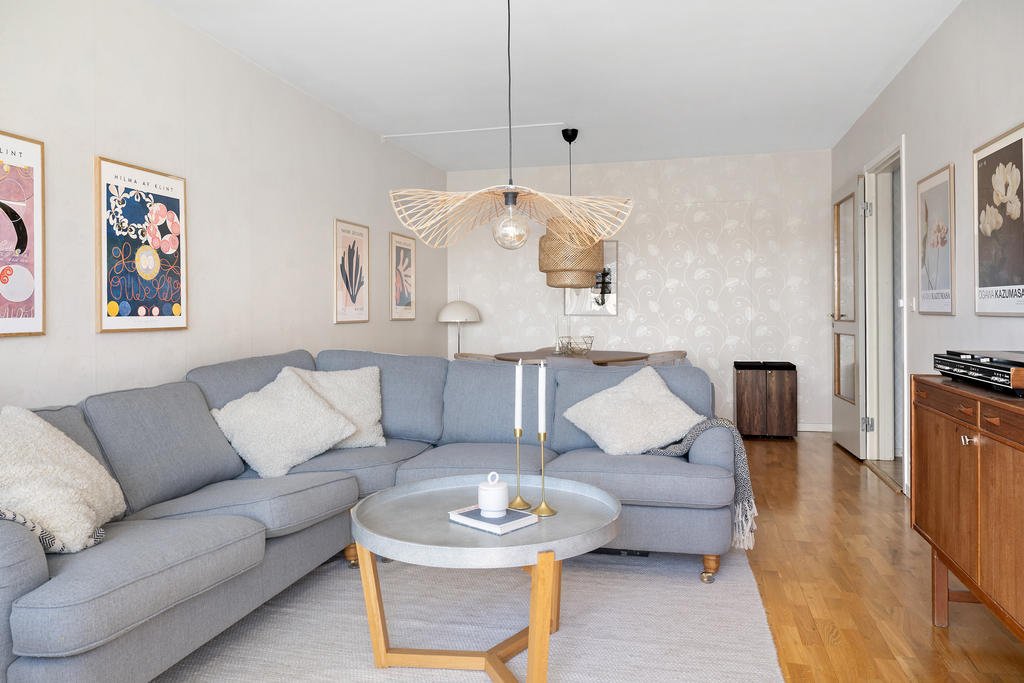 Vardagsrum med plats för såväl soffhörna som matbord.
