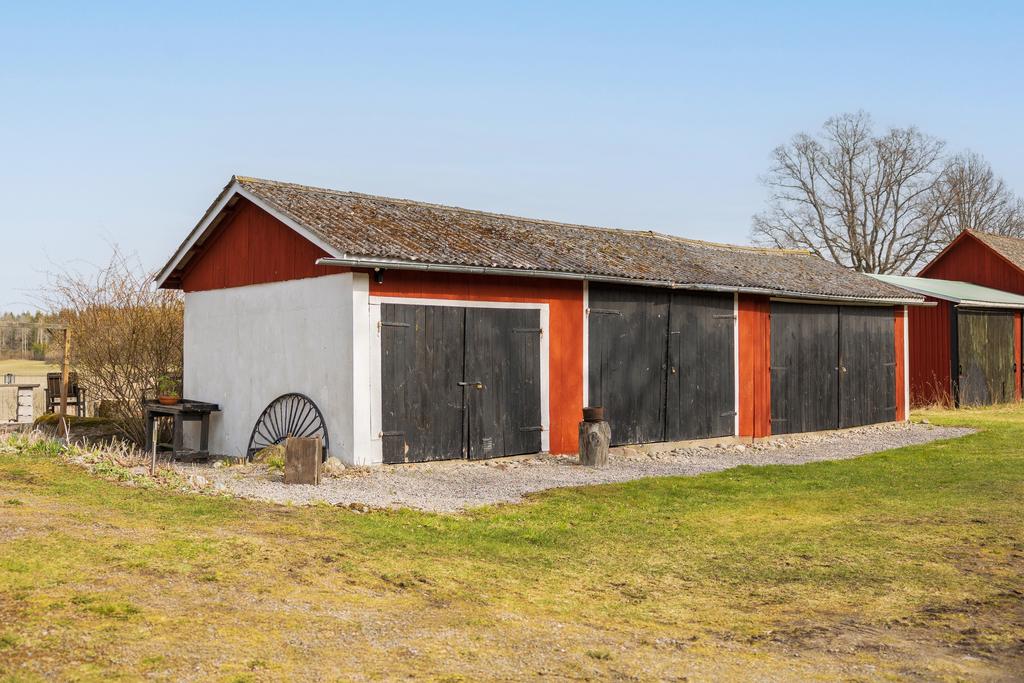 Flera förrådsrum i uthus, här kan ytterligare sovplatser skapas