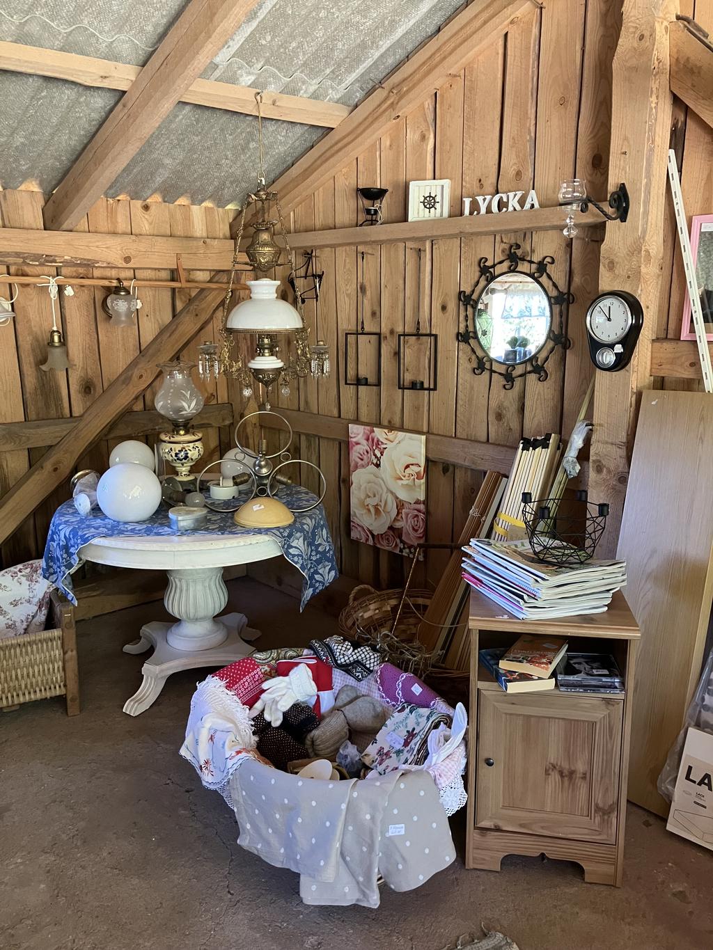 Säljarens bilder, Flera förrådsrum i uthus, här kan ytterligare sovplatser skapas
