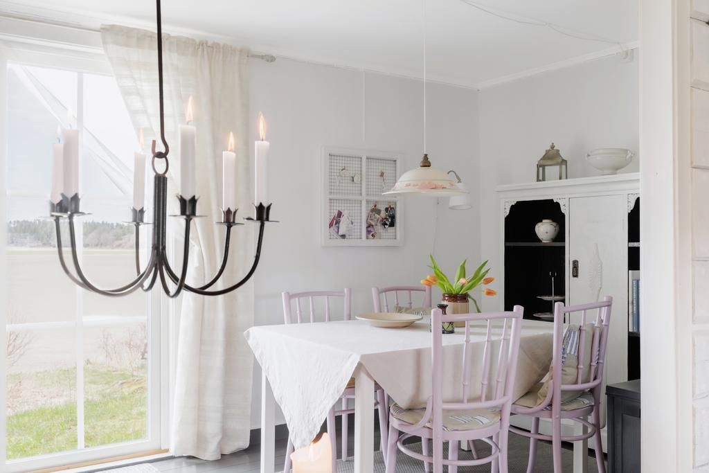 Utgång till uteplats och trädgård från matrummet