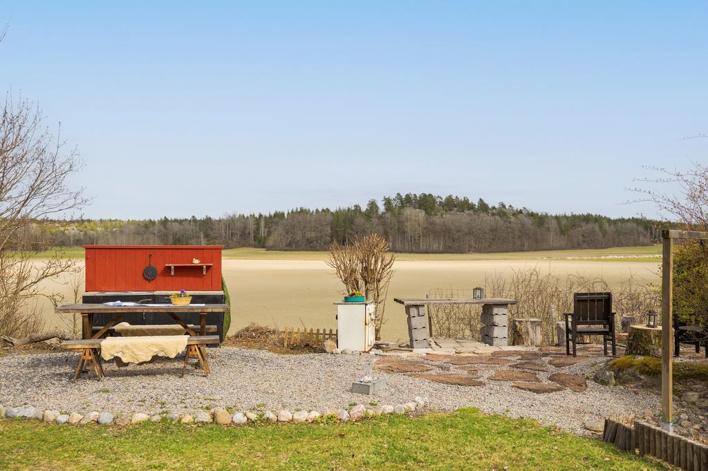 Utekök och uteplats med utsikt över ängarna