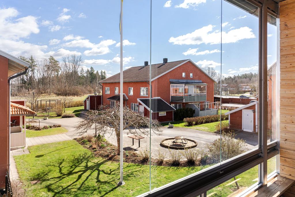 Trevlig utsikt över gården från balkongen
