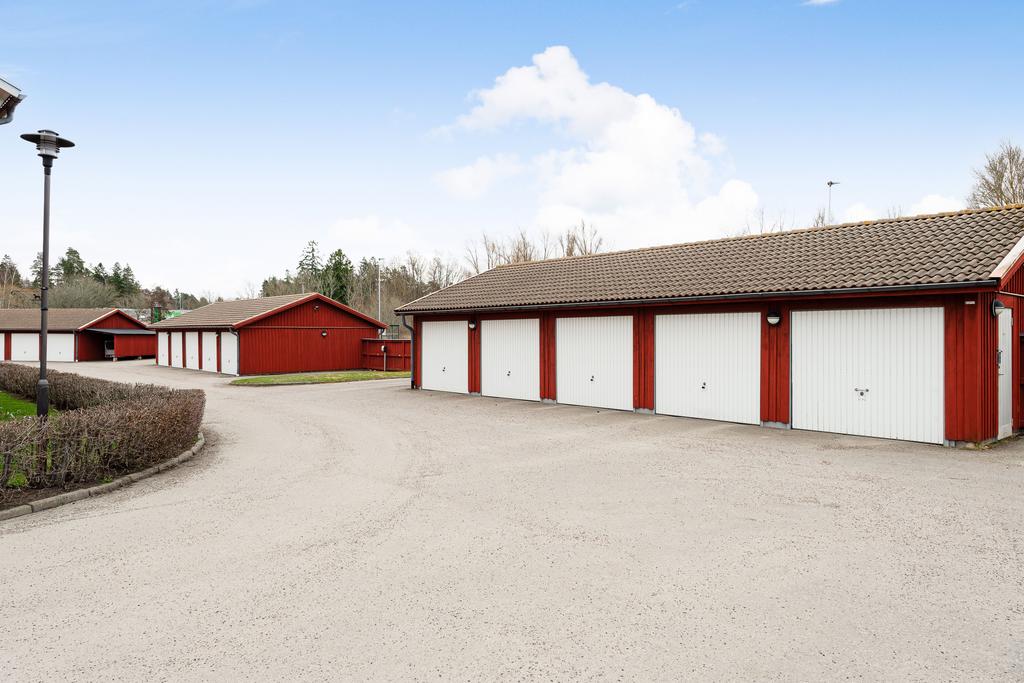 Möjlighet till parkering genom garage (separat kö) samt parkeringsplatser