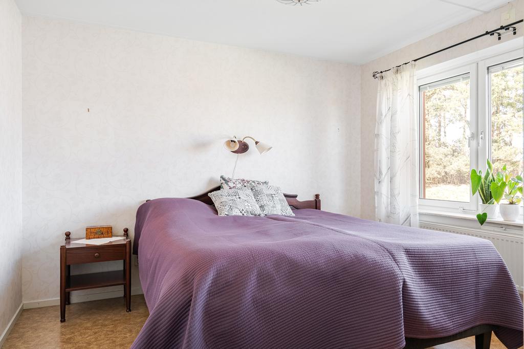 Sovrum 2 med gott om plats för dubbelsäng