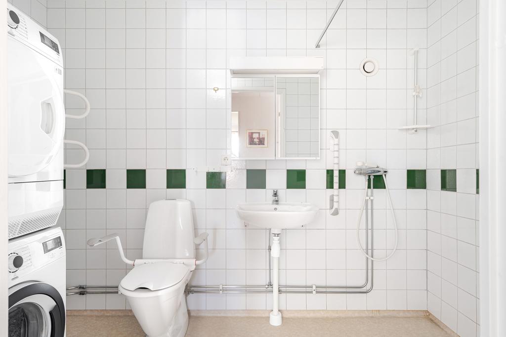 Kaklat duschrum med tvättpelare 