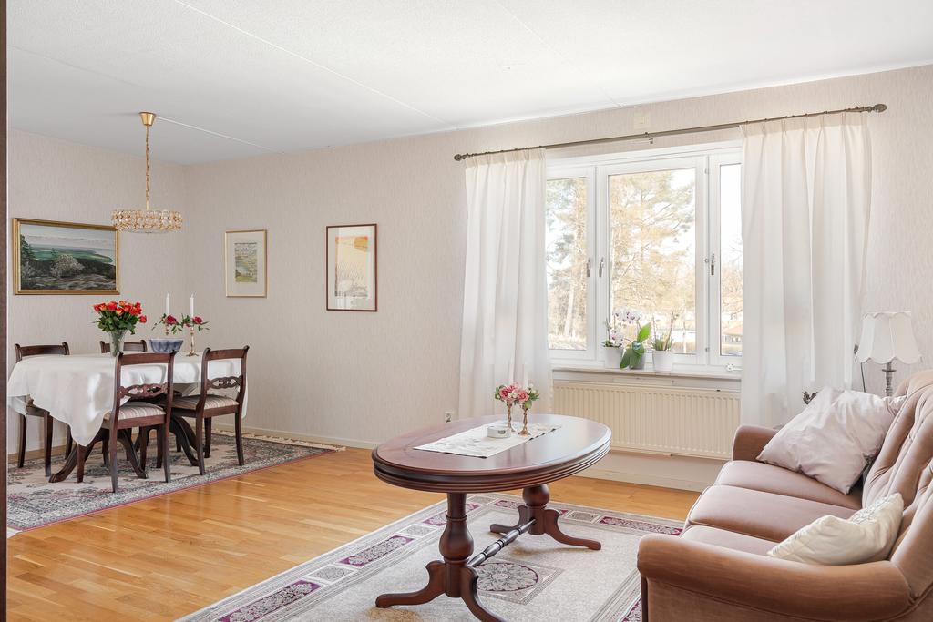 Stort vardagsrum med plats för fler möblemang