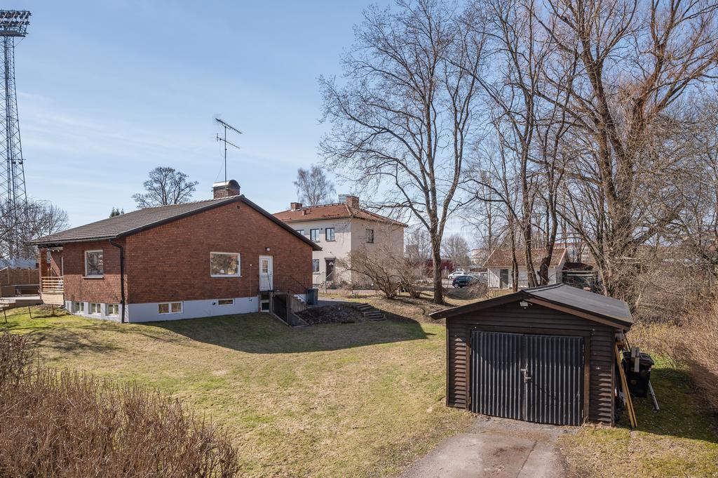 Stor gård med mindre garage
