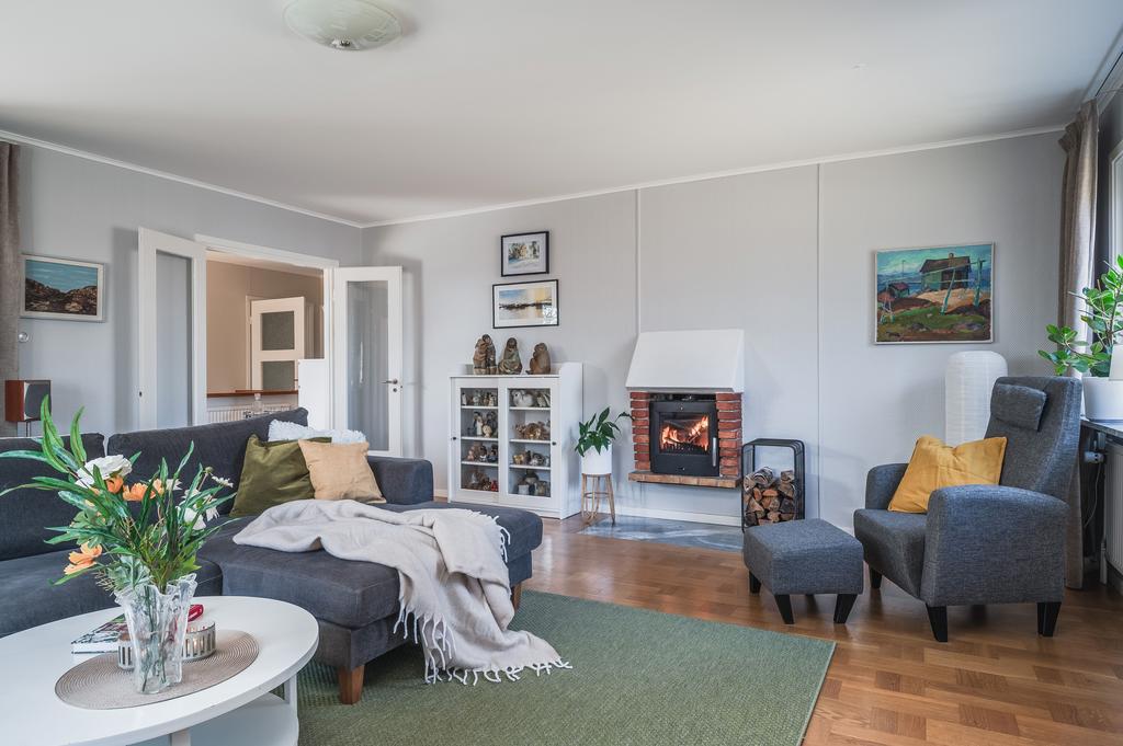 Tänd en brasa i öppna spisen!