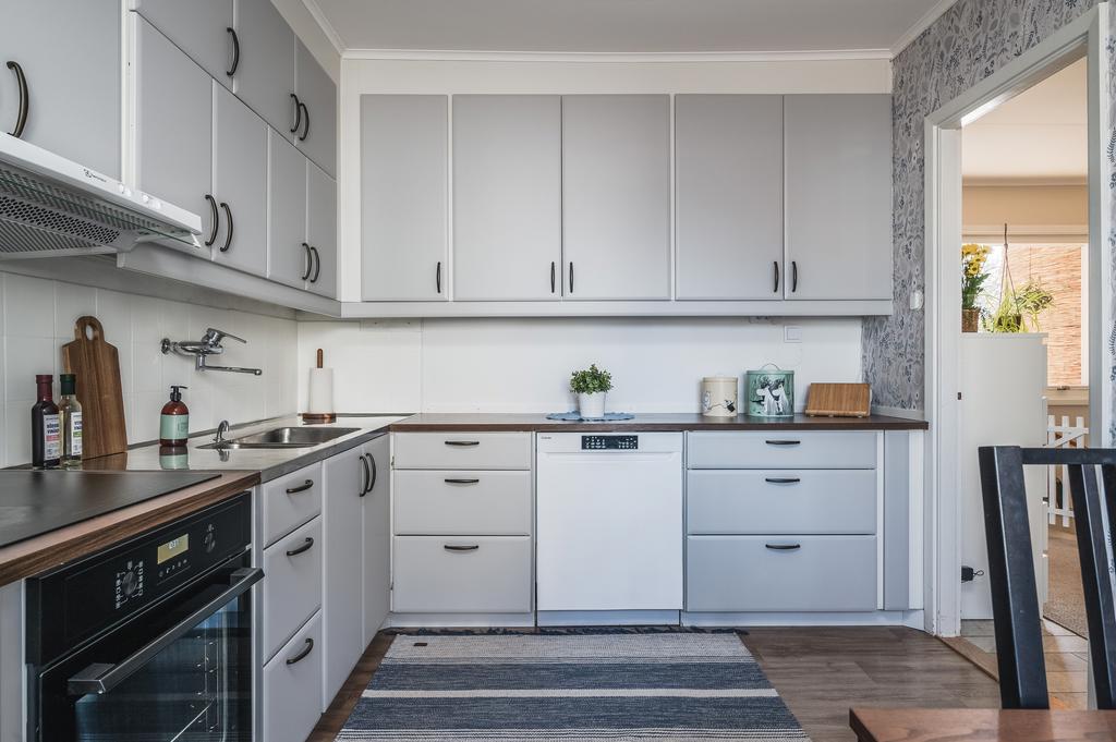 Ljusgrå luckor och svarta detaljer