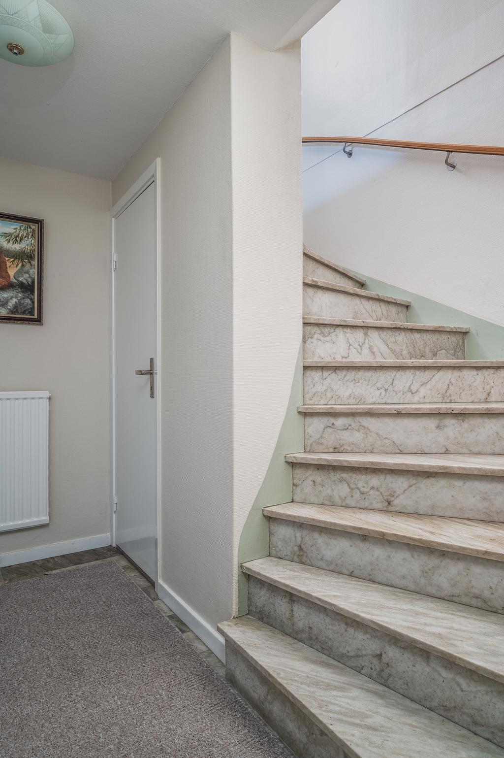 Stentrappen leder ner till källaren