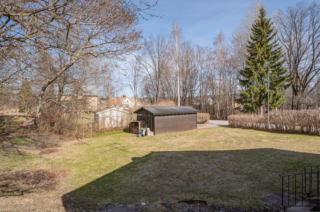 Stor gård med mindre garage