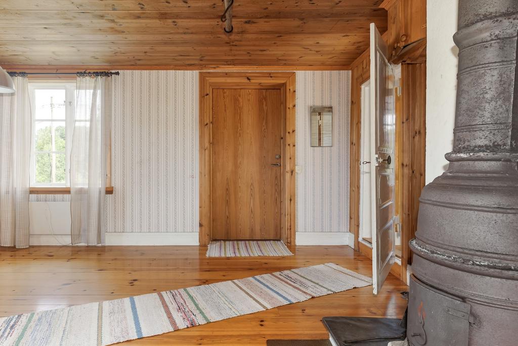 Storstuga med bergslagskamin.